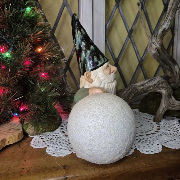 🎄 Green Garden Gnome & Snowball Figurine - Holiday Season Christmas Home Decor - Picture 4 of 8